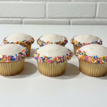 6 vanilla cupcake with vanilla hard icing