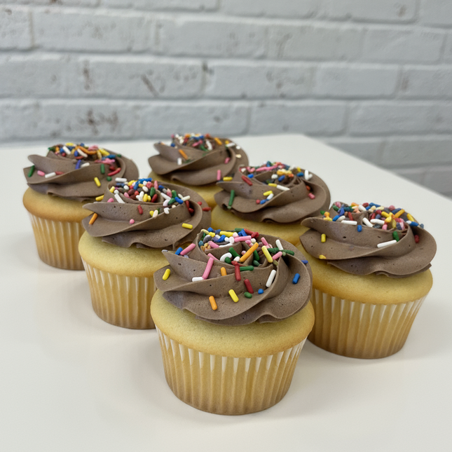 6 vanilla cupcakes with chocolate buttercream