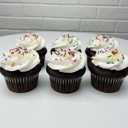 6 chocolate cupcakes with vanilla buttercream